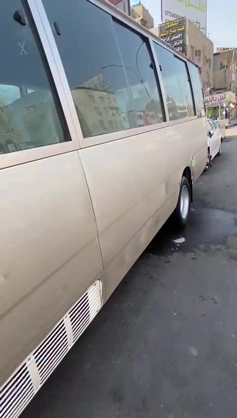السلام عليكم 
تويوتا كوستر موديل 2013 ناصي 
مكينة و كير خير من الله تبريد زين 
بيه مكانات صبغ و ضربة خفيفه جوة عضد المراية جهه الصدر وياه خامات بيض و جوزيات و كبات سياحي 
مكان السيارة بغداد الكرادة 
للأستفسار ***********