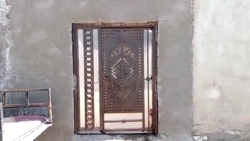 بيت سندويج 100 متر غرفه وصاله وحمام واستقبال وكراج وتواليت خارجي مكانه فيروزيه جسر ثاني شارع موسى كاضم سعره 30   صافي   بناء بلوكه   7772628510

