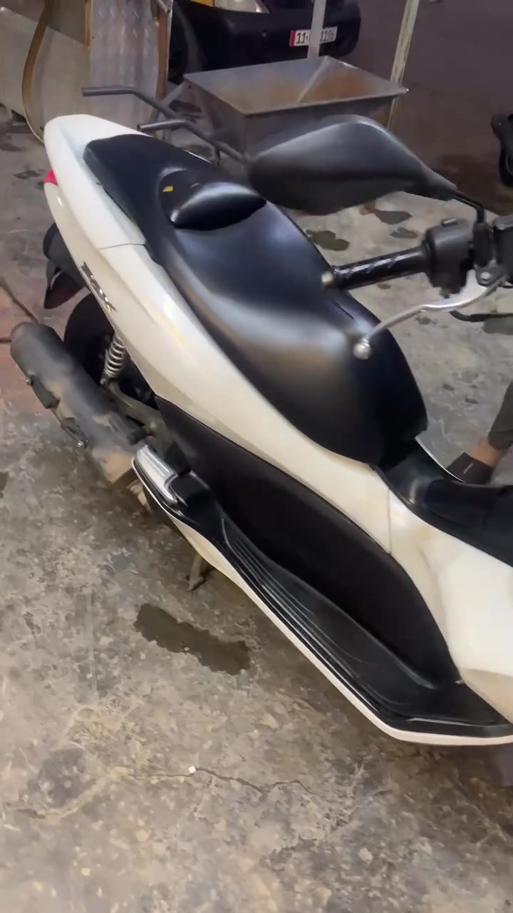 السلام عليكم pcx جيل اول موديل ٢٠١٦ ياباني
دراجه نضيفه كلش شوفت عينكم مثل ما موضح بلفيديو 
تجي تكلب وتدلل السعر ١٢٥٠ مليون وربع للاستفسار *********** مكاني بغداد العبيدي

