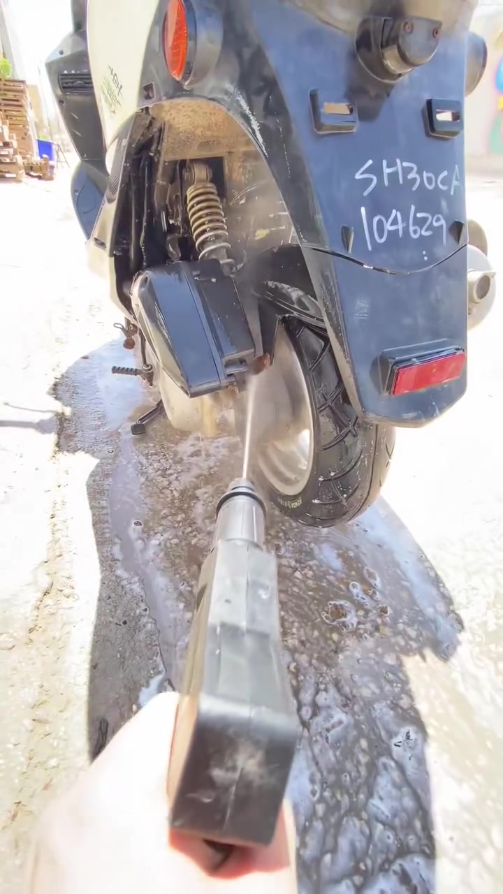 السعر 55 ألف    واتساب ***********
ماكينة غسيل ضغط عالي Bihart YSL112 بقوة 2400 واط – ضغط 200 بار

• ماكينة غسيل ضغط عالي مخصصة لتنظيف السيارات والأسطح بكفاءة، بتصميم عملي وحجم مناسب للاستخدام اليومي.

• قوة كهربائية تصل إلى 2400 واط لأداء مستقر أثناء التشغيل.

• ضغط ماء يصل إلى 200 بار يساعد على إزالة الأوساخ الصعبة.

• معدل تدفق ماء 8.8 لتر/دقيقة لتنظيف أسرع وتغطية أفضل.

• مزودة بخرطوم معزز بطول 7 متر لحرية حركة أثناء العمل.

• مناسبة للاستخدام مع السيارات والدراجات النارية.

• الموديل: YSL112
• القدرة: 2400 واط
• الضغط: 200 بار
• معدل التدفق: 8.8 لتر/دقيقة
• الفولتية: 220 فولت / 50 هرتز
• طول الخرطوم: 7 متر

محتويات العلبة
• جهاز غسيل ضغط عالي
• خرطوم ماء
• مسدس رش
• دليل المستخدم

