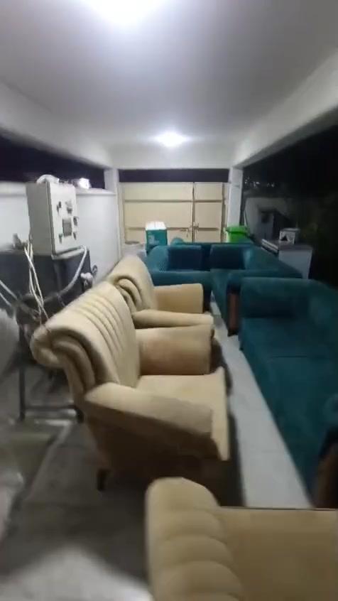 السلام عليكم 
تخدم للبيع بسعر مناسب وبي مجال انشاء الله 

هاي صور للتخم+فيديو
(3) قنفات ثلاثية
(1) قنفة ثنائية
(3) كراسي
تخم ونصف (14) مقعد
طبعا التخدم في حالة جيدة  جدا  متخسر علي دينار الله شاهد  وشوف بعينك وانت تحكم بالمناسبة هذا شغل تسكام مو سوكي . 
حلة ابو غرق 

***********
