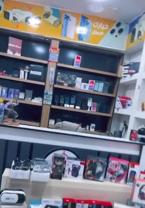 السلام عليكم
محل موبايلات معروض للبيع جاهز من كلشي وموقعه ممتاز وايجارة رخيص وبسعر مناسب  للشراي بمليونين وربع
يحتوي على جام خانة نوعية حديثة وميز مكتبي كبير حديث ورفوف جديدة ومغلف كاربون ومنظومة كامرات اصلية منها صورة وصوت ومكيف سعودي اضافة إلى بناء المحل والسقف الثانوي وغيرها كلها تابعه لها
ويحتوي كذلك على اكسسوارات تقريبا 500 كڨر متنوع و500 لزكة متنوعة وشواحن وسماعات اصلية وعادية ايفون واندرويد وغيرها ويرهم بدون الاكسسوارات بسعر قابل للتفاوض
للاستفسار الاتصال على الرقم
***********
