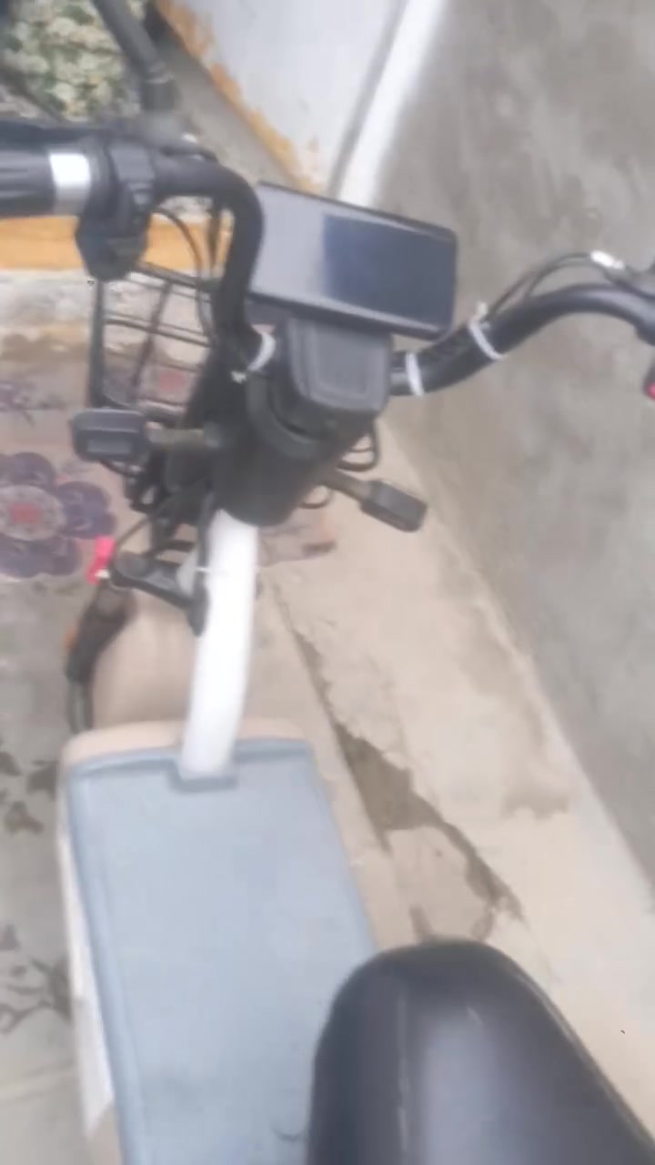 السلام عليكم دراجه شحن حجم 14 موديل 2025, فول بطاريات جديد جدا بصمه تشتغل كهربائيات كلها شغاله ليت هورن اشاير ،عنواني زعفرانيه شارع معهد رقم الهاتف ***********,
