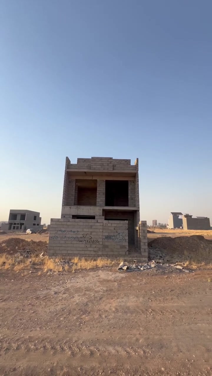 هەیکەل بۆ فرۆشتن لە گەڕەکی ٨ی حەسارۆک
 ڕووبەر: ١١٩ مەتر
 نرخ: ٤٧,٠٠٠$ (٤ دەفتەر و ٧٠ وەرەقە) - لەگەڵ کەمێک ڕێکەوتن (مەجال)
بۆ وەرگرتنی زانیاری زیاتر و پەیوەندیکردن:
***********

هيكل للبيع في حي ٨ حصاروك
 المساحة: ١١٩ متر مربع
 السعر: ٤٧,٠٠٠$ (٤ شدات و ٧٠ ورقة) - قابل للتفاوض
للمزيد من التفاصيل ومعاينة العقار، يرجى الاتصال على الرقم:
***********
