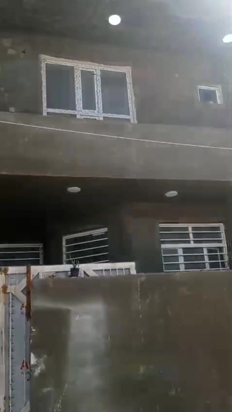 _ بيت مساحه 110 متر واجه 7 غرفيتن نوم صاله حولي صحيات فوك جوه بناء حديث... موقع استندر سكني مي كهرباء تبليط سعر جدا مناسب( 80 مليون)(سند 25حق) عنوان بغداد شرطه الخامسه منطقه الدوانم قرب ثلاث على عشره