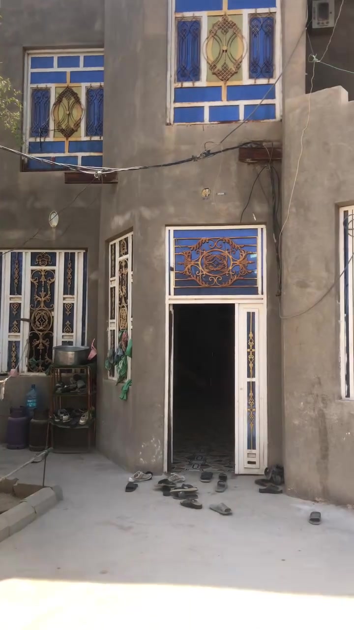 بيت زراعي للبيع طابقين مساحة 350م غرف 4 صالتين وصحيات وديوانية 9م مع وجود محلات عدد2 بداية كاع ال نجي الاستفسار اتصال ع رقم ***********
