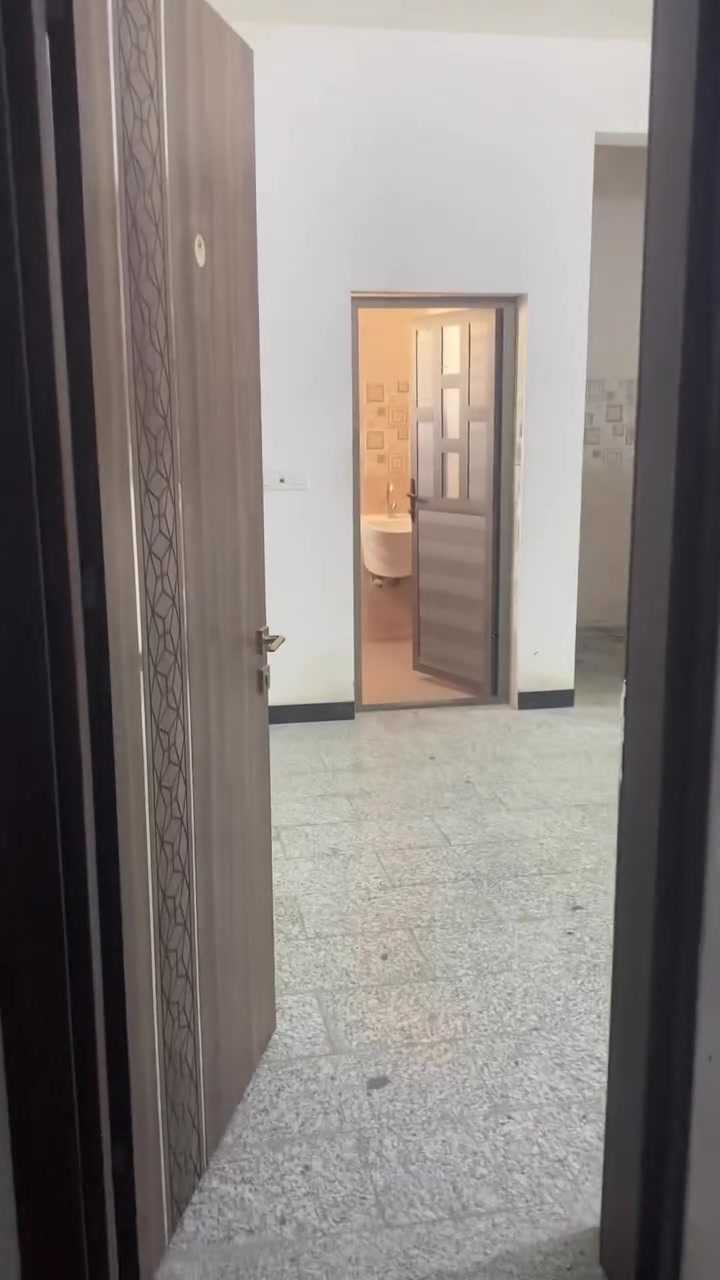 شقه طلابيه الدوره حي المعلمين تبعد عن شارع المصافي ٣٠ متر  بناء حديث

***********
