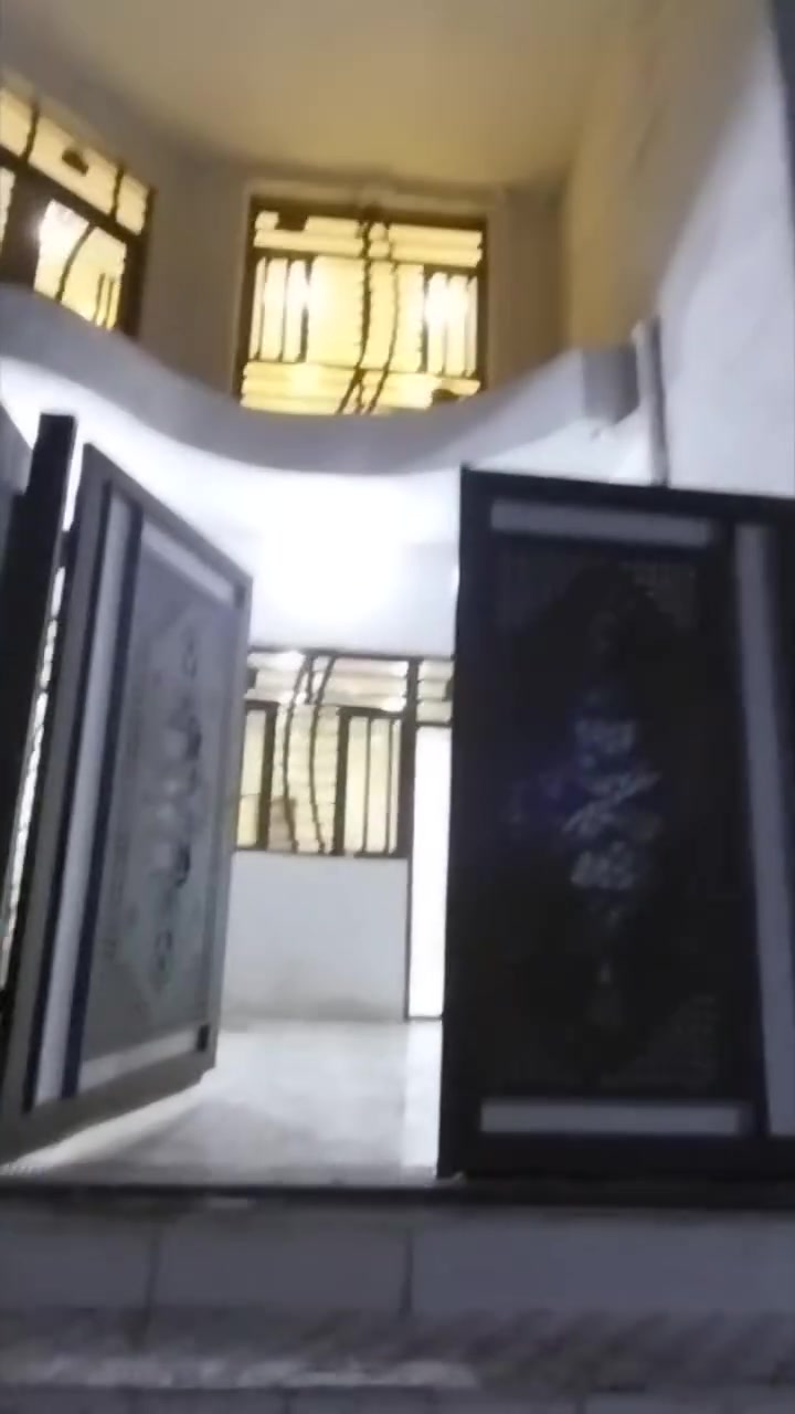 السلام عليكم بيت بناء حديث للايجار في حي الزهراء (مجاور حي العباس تدخل اله من يم تيل ٢٨) بالقرب من أسواق سلام الشارع السيدين.. كامل من كلشي (ماطور.. تانكي ماء.. سخان.. اناره.. بنكات.. خط مولده.. الخ)
للاستفسار ***********
