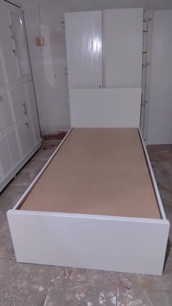 معرض سليم
غرفة نوم شبابيه كويتيه ايطاليه مستخدمه شرط النظافه والمتانه وشرط كويتي ايطالي درجه اولى مو تركي ولا ماليزي كنتور 6  باب 3 متر الابواب الجانبيه مقطعه 

سرير نفر عدد 2 بتخت تفصال جديد كومدي واحد وسطي 

ميز مرايه السعر 650 الف عنوان الغراف حي الجامع 

شارع الخياطين ***********
