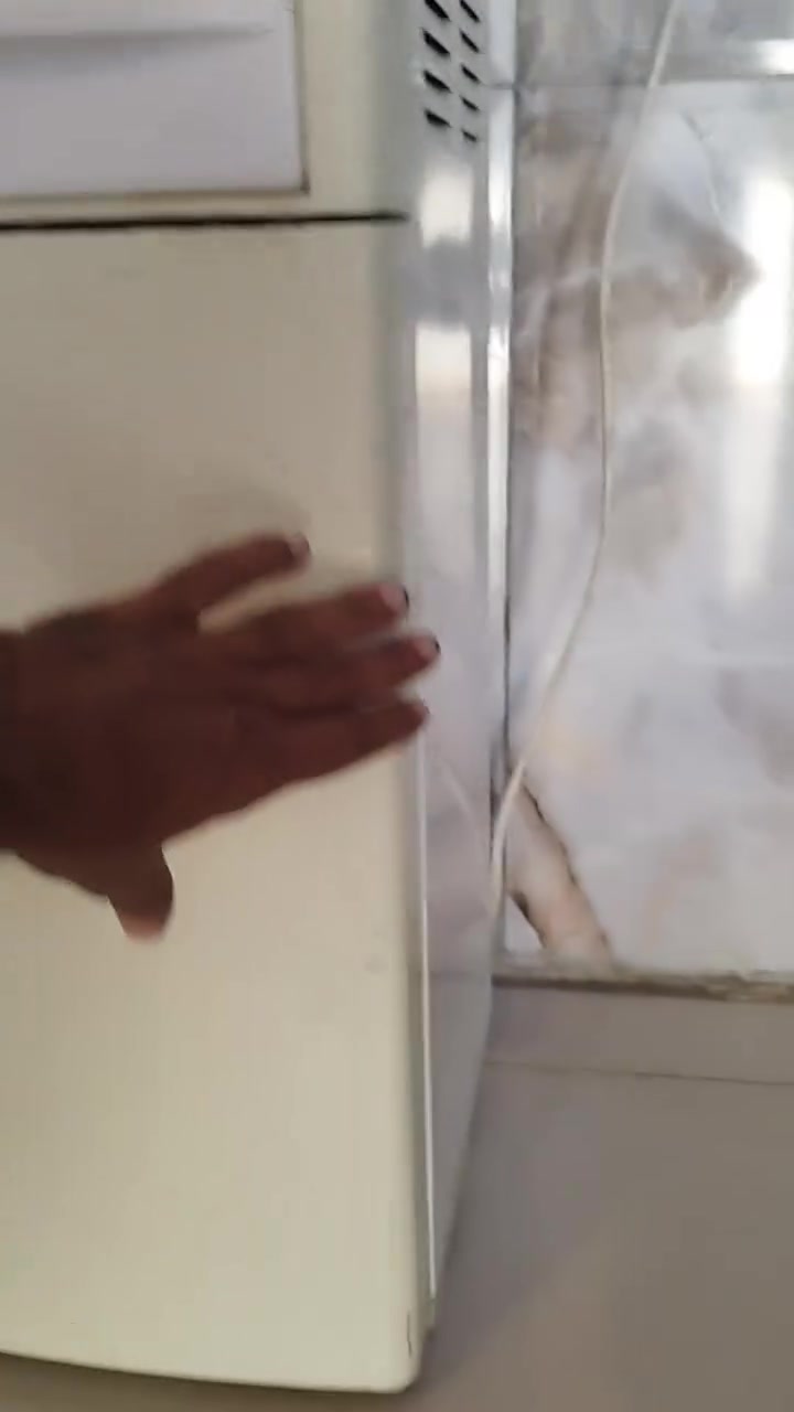 يا الله بيع مستعجل براد حار بارد ثلاجه كله شغال ب 30 الف مكنسه فووول اخت الجديده ب 25 الف قلايه وشوايه هواىيه حجم جبير ب 30 الف مكاني شهداء شارع السكلات  وات ساب *********** وات ساب
