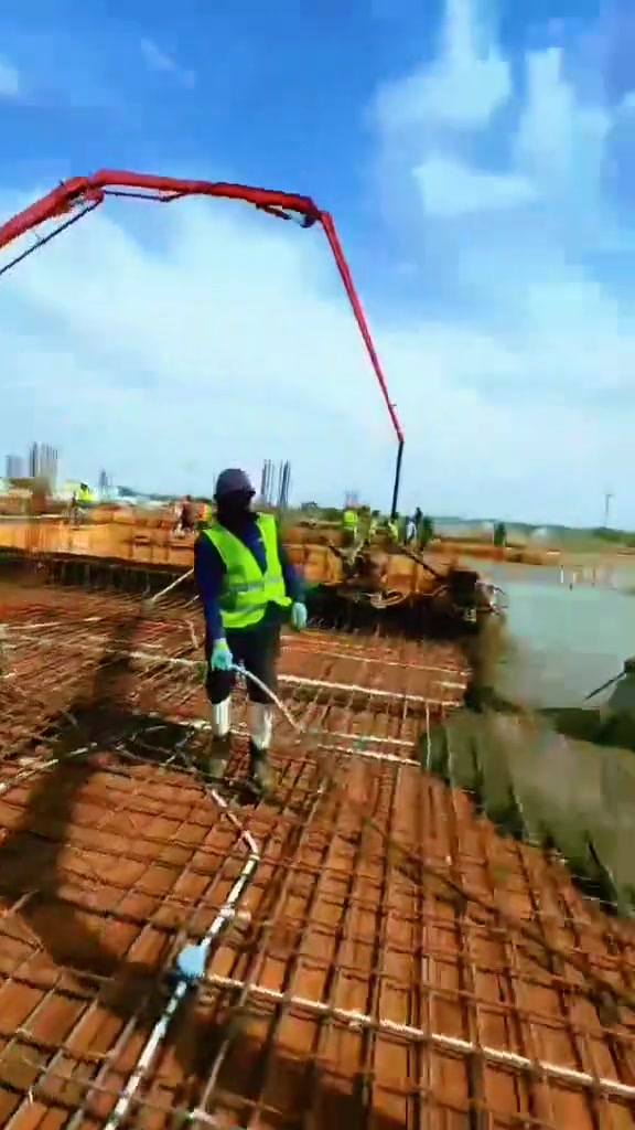الحمدلله والشكر تم اكمال صب موقع حكومي استلام مهندسين بمساحة 1500 الف ونص متر و هاذا جزء من اعمالنا 

بإدارة وإشراف حيدر الشريفي 
***********
