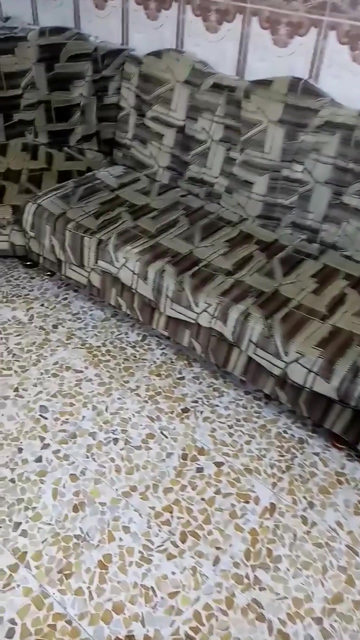 ديوان للبيع مستخدم شي قليل عنوان موصل جانب ايمن سعر ١٠٠الف ***********
