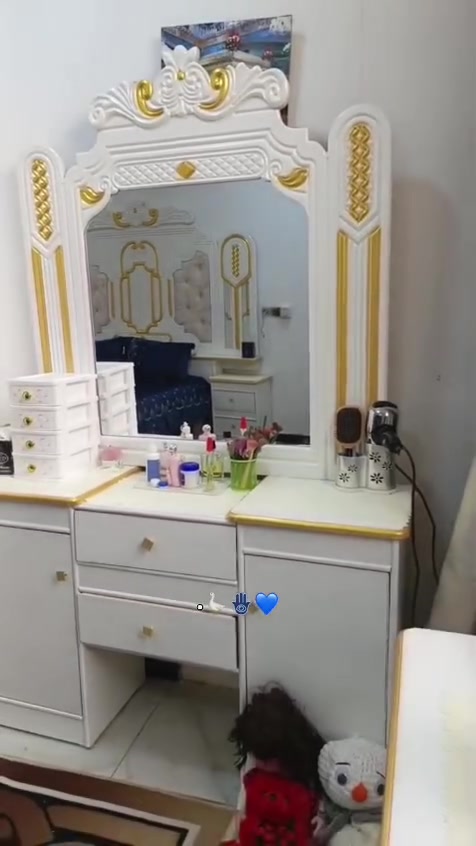 السلام عليكم غرفة نوم نجارة تصميم تركي للبيع استعمال شي قليل اخت الجديده  تتكون من ( زاويه+ كومديات ثنين+ كومدي وحد +كنتور + ميز مرايه +جربايه)  سعرها مليون وبيها مجال الاتصال عل رقم *********** غير متواجد ع فيس فقط ع الاتصال
