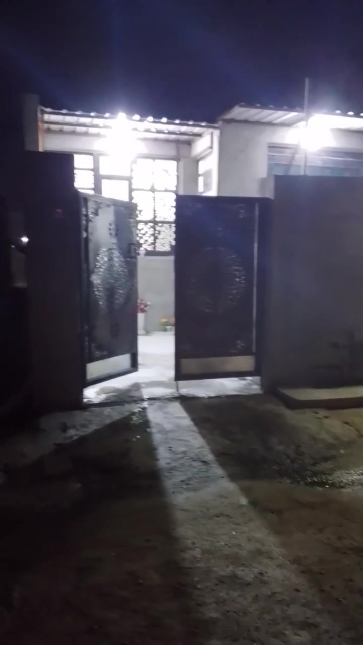 السلام عليكم
بيت ١٠٠ متر بلزعفرانيى دور الصحة الثانيه 
سند ٢٥مكاتبه فقط خدمات كاملة باقي بس تبليط شارع ٨ متر 
مراوس بقطعه مساحه كبيره او بيع سعر             50 وبي مجال الاستفسار 
***********
