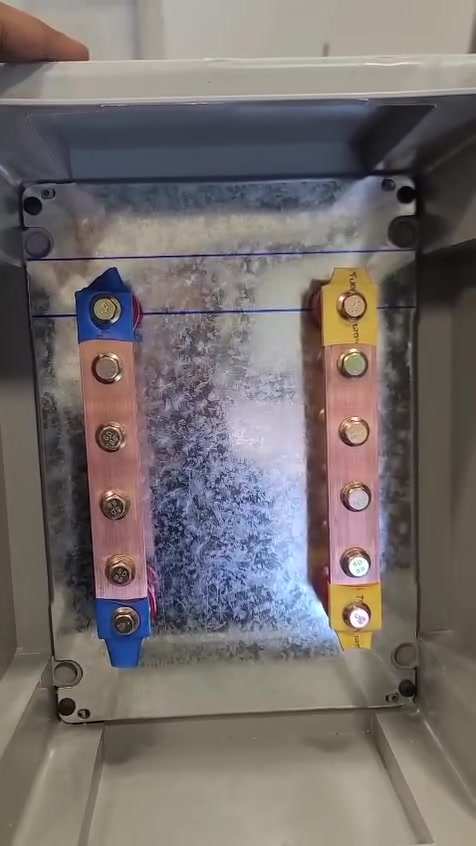 ⚡🔋 بورد بازبار مخصص لربط أكثر من بطارية

حل احترافي لتجميع وربط البطاريات داخل منظومات الطاقة الشمسية، مصمم لضمان توزيع تيار ثابت وآمن بين بطاريتين أو ثلاث بطاريات.

🔧 يتحمل لحد 400 أمبير
📏 بطول 20 سم وسماكة 6 ملم
⚡ يقلل الهدر الحراري ويزيد كفاءة التوصيل
🔋 مناسب لكل منظومات الليثيوم والأنظمة الثقيلة

في شركة ألواح تسلا للطاقة الشمسية نهتم بأدق تفاصيل الربط لأن قوة المنظومة تبدأ من جودة التوصيل.

📞 للاستفسار والتجهيز راسل الصفحة

مهندس كرار 

***********

مهندس نزار

***********

العنوان : بغداد - شارع الصناعة 

  الواح تسلا :

***********

#ألواح_تسلا_للطاقة_الشمسية
#بازبار
#BatteryBusbar
#طاقة_شمسية
#منظومات_شمسية
#العراق
