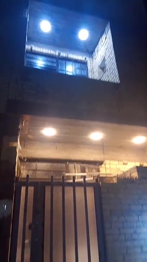 سلام عليكم بيت للبيع 65م يحتوي على واجهه 4نزال 16ونص
ستقبال حولي مطبخ منور جوه 
فوك غرفتين وحمام 
طابق ثالث غرفه وبيتونه 
عنوان بغداد خطيب الزراعي مقابيل أسواق 24 
***********
