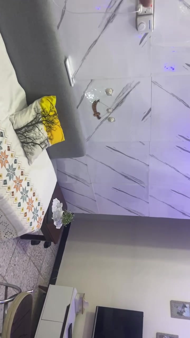 بيت 75 متر بناء حديث طابقين باني عل ادينه ارضيه رفت غرفتين فوك وحمام وبيتونه وسطحين استقبال ممر معزول ومطبخ جبير وصاله متأسس بيه بواري ومجاري ممكن لمطبخ يصير غرفه والصاله مطبخ محجر المنيوم من الارضي لسطح بيت جديد بمعنى الكلمه للاستفسار الاتصال عل رقم وغير متواجد عل فيس ‭***********‬
