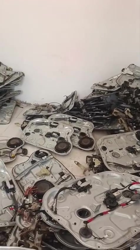 ميسان قرب مركز الدبيسات 
يتوفر جميع قطع غيار بطانه السياره للستفسار ***********
