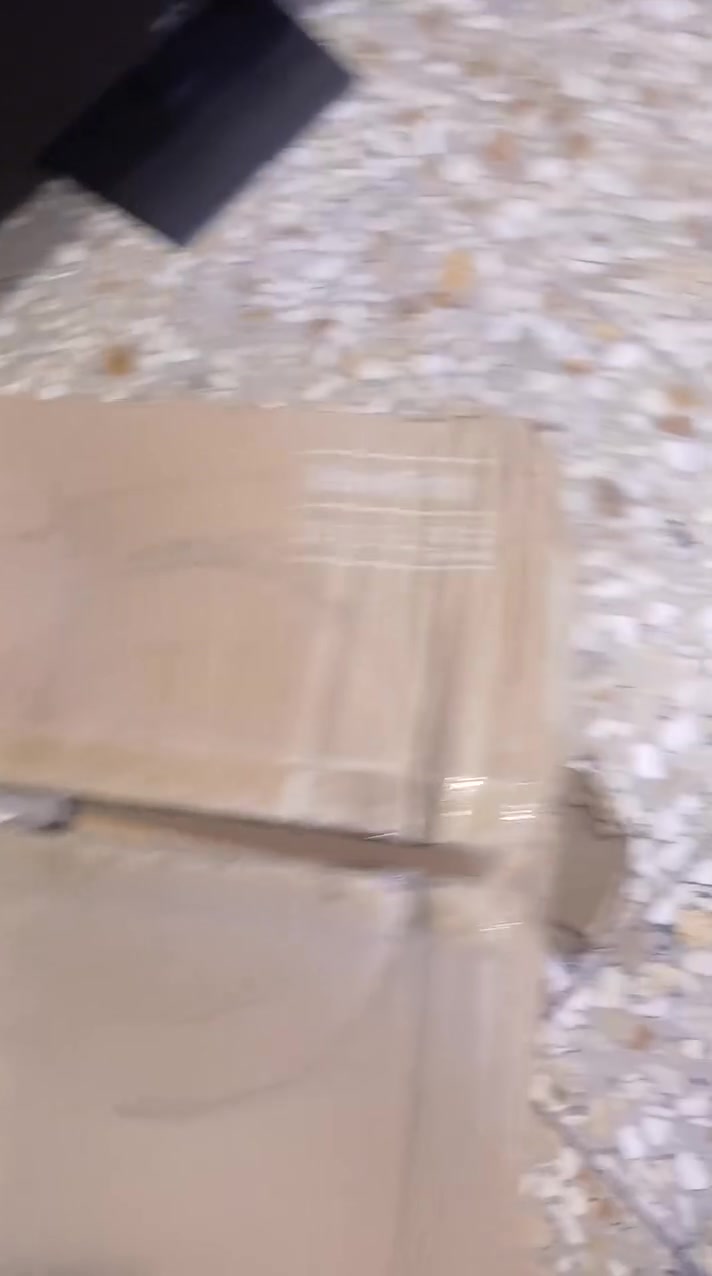 السلام عليكم عندي هذا الميز تفصال  mdf الطول 80  والعرض 260 هذا اني مجلده حتى احافظ عليه مع شاشات عدد ٢ سامسونج بعدها بالضمان مواصفات الشاشات موجودة بالصور للاستفسار مراسلتي ع وات ساب ***********
