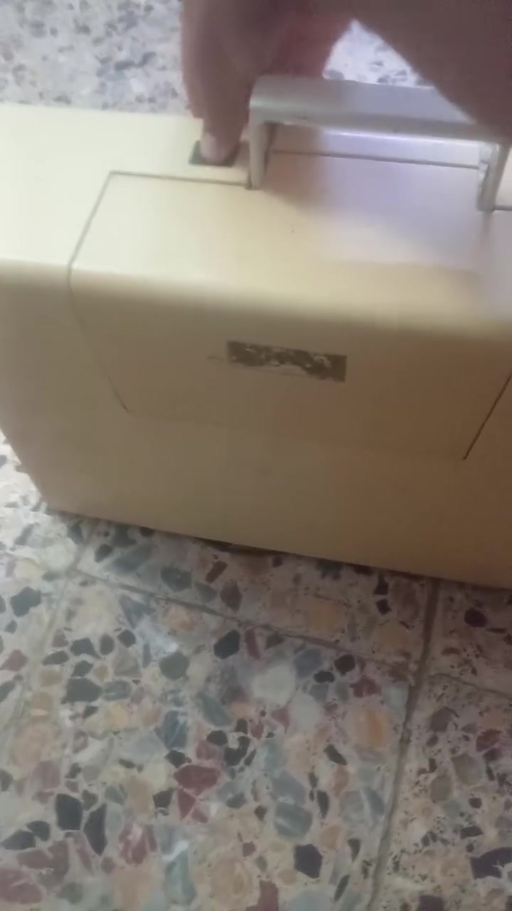 مكينه خياطه نضيفه وشغاله مال بيت السعر ١٠٠ المكان بغداد مدينه الصدر ***********
