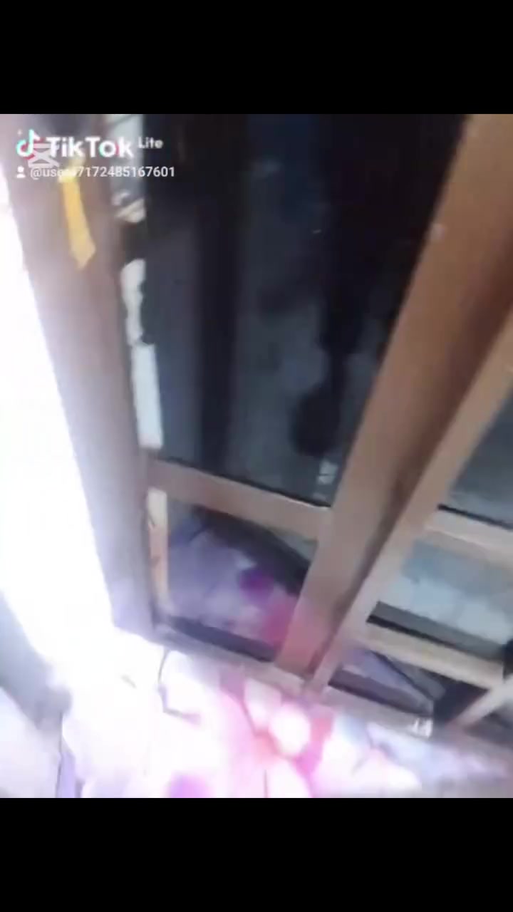 سلام عليكم البيت للبيع المساحه 65متر ركن مربع طابقين طابق الارضي كامل فول مواصفات طابق ثاني هيكل غرفتين نوم.  5*4ولثانية350*450 وخدمات لستفسار هاذة رقم    ***********
