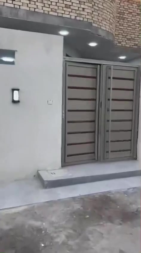 🚨 لا تفوّت هذه الفرصة... بيت بمواصفات نادرة وسعر يستحق الاهتمام! 🏡

إذا كان هدفك شراء بيت جاهز للسكن وبناءه متين وتشطيبه ممتاز، فهذا العرض يستحق أن تتوقف عنده.

🏠 بيت زراعي للبيع
📏 المساحة: 140 متر 

🔹 البناء: طابوك مع صب كونكريت ساقط، تنفيذ درجة أولى حرفيًا، بعناية وجودة عالية.

✨ يتكون من:
▪️ غرفة نوم.▪️ صالة.▪️ استقبال.▪️ مطبخ.
▪️ صحيات داخلية وخارجية▪️ طارمة.

💎 ومن المميزات التي تميّز هذا البيت:
✔️ سطح شتايكر مع ستارة بارتفاع مترين.
✔️ منظومة غاز خارجية.
✔️ منظومة كاميرات مراقبة.
✔️ خدمة إنترنت.
✔️ جزامة أحذية.
✔️ سخان ماء.
✔️ تانكي ماء.
✔️ مغاسل تعليك عدد 2
✔️ ماطور ماء.

🌟 الخدمات متكامله 
💧 ماء.
⚡ كهرباء.
🚰 مجاري.
🛣️ تبليط. 

📌 ملاحظة مهمة: البيت يحتوي على وصل تطويب.

📍 العنوان:
ناحية أور (السديناوية) قرب مدرسة الواثق  

💰 السعر:خاص 
قابل للتفاوض مع المشتري الجاد.

📲 متواجدون على واتساب 24 ساعة للإجابة عن جميع الاستفسارات.

🤝 نعمل لخدمتكم... وثقة زبائننا هي رأس مالنا، وشعارنا دائمًا الصدق والأمانة.

📞 للإستفسار الإتصال على الرقم 
***********
