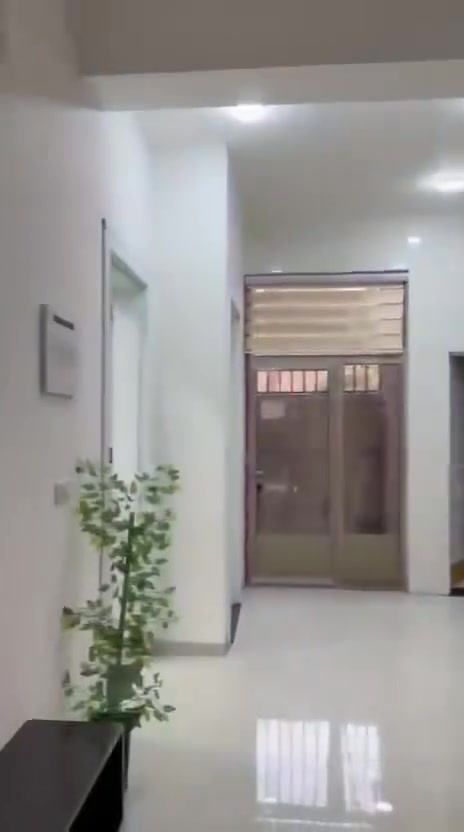 شقه ارضيه مدخل معزول
مؤثثه خلف مطعم زرزور 
غرفتين وصاله مكان واسع لطبكة سيارات
سعر الايجار 1000$
📞***********
