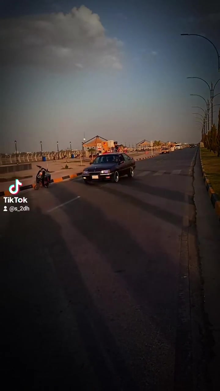 سلام عليكم 
اوميكا 24 
كير عادي كير ومحرك شرط 
فتحه بسقف سلايت 
دائر بعدو مامصلح 
دوشمه جديده 
ويرمنيه كله شغله 
دشبول كلو شغال 
كيجات شغال ماعد كيج سرعه ماشغال 
شرط التحويل طخم فلنجات سياره جاهزه 

***********
