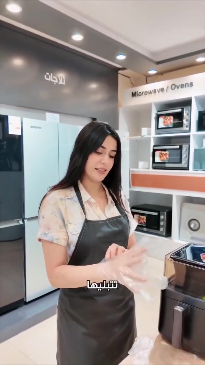 القلاية الهوائية من شونيك (SHOWNIC) - جودة تريحك في بيتك
​اجعل حياتك الصحية أسهل وأسرع مع القلاية الهوائية العصرية من شونيك، المصممة لتمنحك طعاماً مقلياً شهياً بدون زيت (صحتك أولاً).  
​أبرز الميزات والخصائص:
​سعة كبيرة 10 لتر: تأتي بمقلايتين بسعة 5 لتر لكل مقلاة، لتلبي احتياجات العائلة وتتيح لك طهي طبقين في وقت واحد.  
​أداء فائق وسرعة أكبر: تمنحك سرعة أكبر ووقت أكل أقل مع مذاق لذيذ بكل سهولة.  
​تحكم دقيق في الحرارة: توفر تحكماً كاملاً في درجة الحرارة تتراوح من 80 إلى 200 درجة مئوية.  
​برامج طهي متعددة: تحتوي على برامج طهي متعددة مسبقة لعدد 9 برامج.  
​تقنيات ذكية متطورة: مزودة بنافذة رقمية لمشاهدة الطهي 360 درجة، إضافة إلى وظيفة تذكير التقليب ووظيفة تأخير التشغيل.  
​تصميم عصري وأنيق: تتميز بتصميم يناسب كل المطابخ لتكون اختيارك الأفضل لأجمل لحظاتك.  
​احصل عليها الآن واستمتع بطهي صحي ولذيذ لكل أفراد عائلتك!
