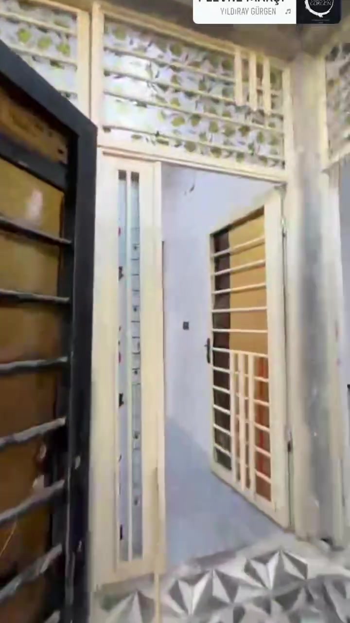 يا الله سلام عليكم بيت للبيع مكان سدسناويه طريق سياحي او طريق ريسي ثنينهن بصفه من تعبر مركز شرطه فرع مقبيل صيدليه روان مساحه120غرفتين صاله مطبخ صحيات ديوانيه طارمه زغيره البيت مرتب بناء جديد فارغ حالين *********** سعر55
