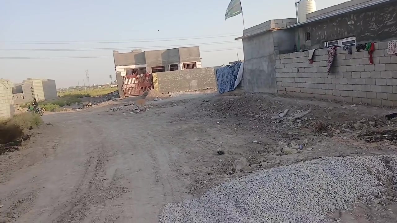سلام عليكم قطعة ارض،للبيع
 مساحتها 300 متر  زراعي 
مكانها بلمتنبي  نزلتها صايرة يم نجارة المتنبي  ويم محل ابوسجاد العقار تبعد عن شارع 500متر  سعرها 10وبيها مجال 
قريب دائرة الكهرباء الي بلمتنبي 
رقمي ***********

