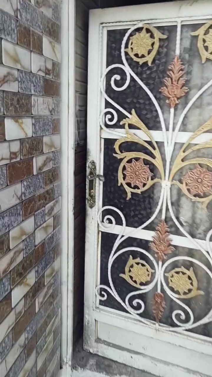 يا الله بيت للايجار مساحه 100 متر غرفه ومطبخ وصاله واستقبال صحيات سعر الايجار 325 صافي بدون ماء وكهرباء الاستفسار مراجعه مكتب بركات اهل البيت***********
