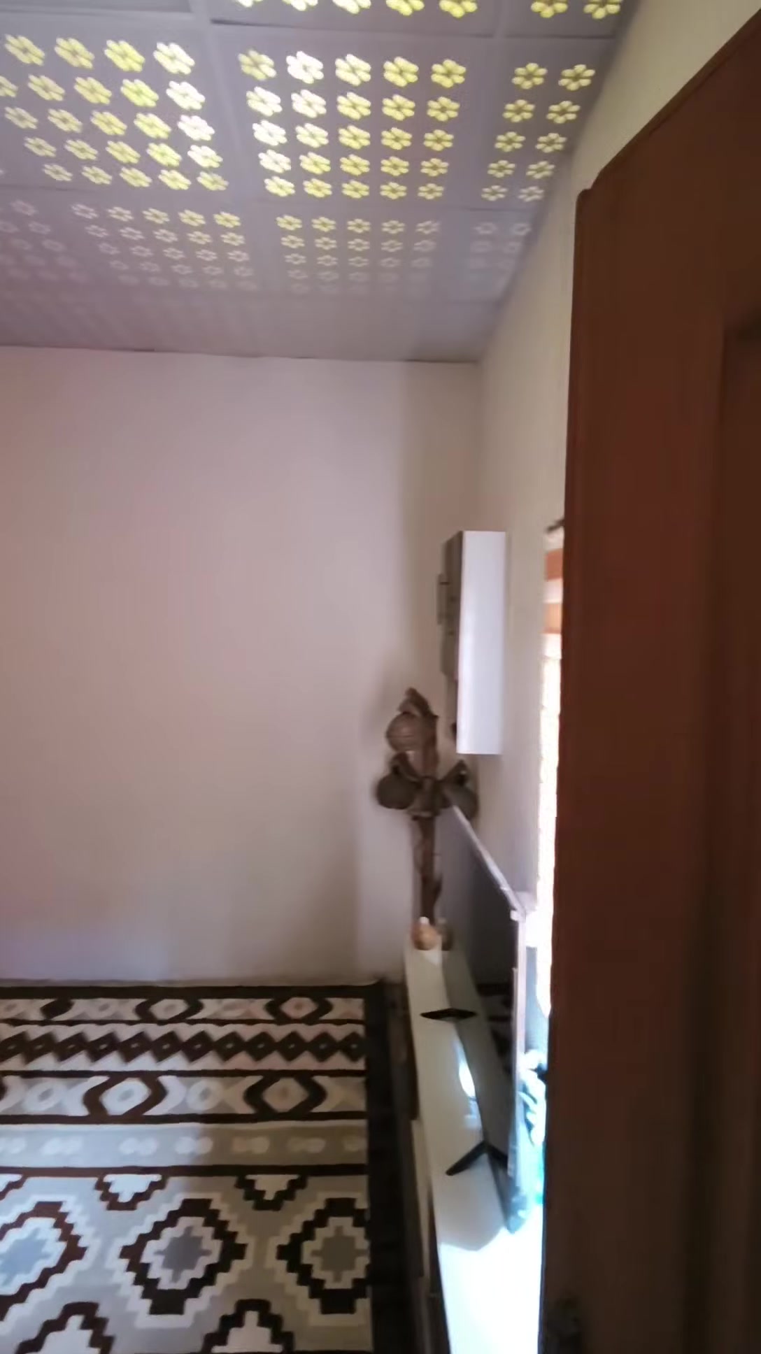 السلام عليكم بيت للبيع ٢٢٥ قاط ونص القاط الارضي كراج وحديقه وحمامات خارجيه +استقبال+مطبخ +كلدور+حمام داخلي +غرفتين +ترك ع غرقتين الطابق الثاني غرفتين وممر وسطح ومخزن العنوان سبع قصور شارع كريش صاير ع شارع ركن للاستفسار ***********
