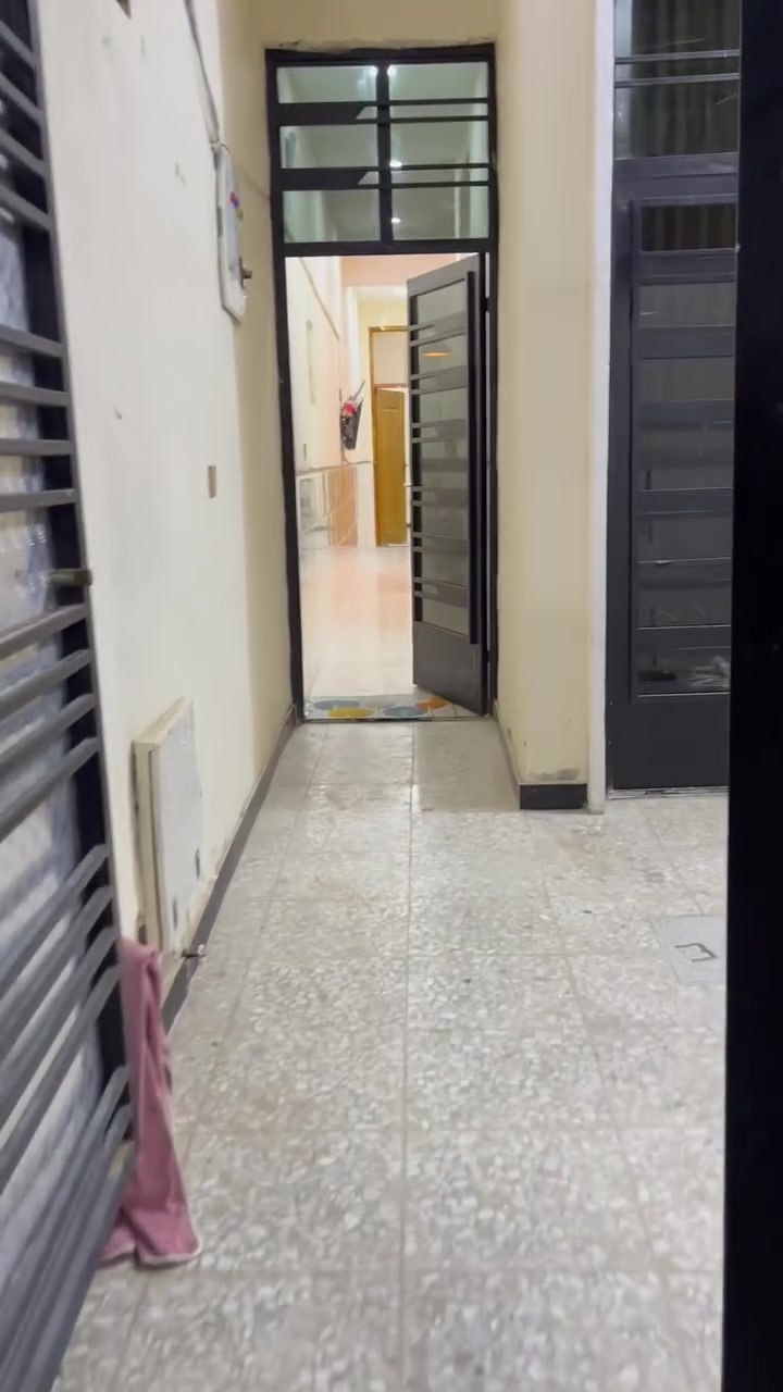 إسلام عليكم بيت 100م للبيع بناء جديد بحي دجله خلف المعارض للاستفسار ***********
