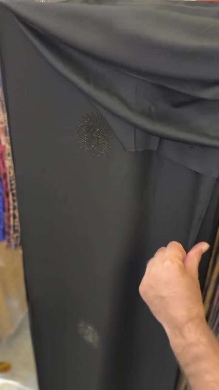 السلام عليكم 
كابويات أسود مشكله 
بصمه 
مقلم مشغول شيخه 
ورد ناعم حجر 
ستراس
تطريز مشغول
ماركه الملكه 
لبيع فقط جمله لا نتعامل بالقطع 
للتواصل ***********
