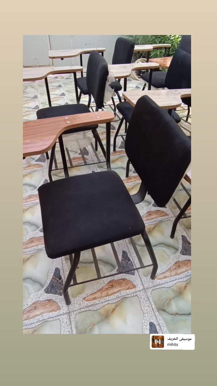 مقاعد جامعية • ١٠ مقاعد • حديد وخشب