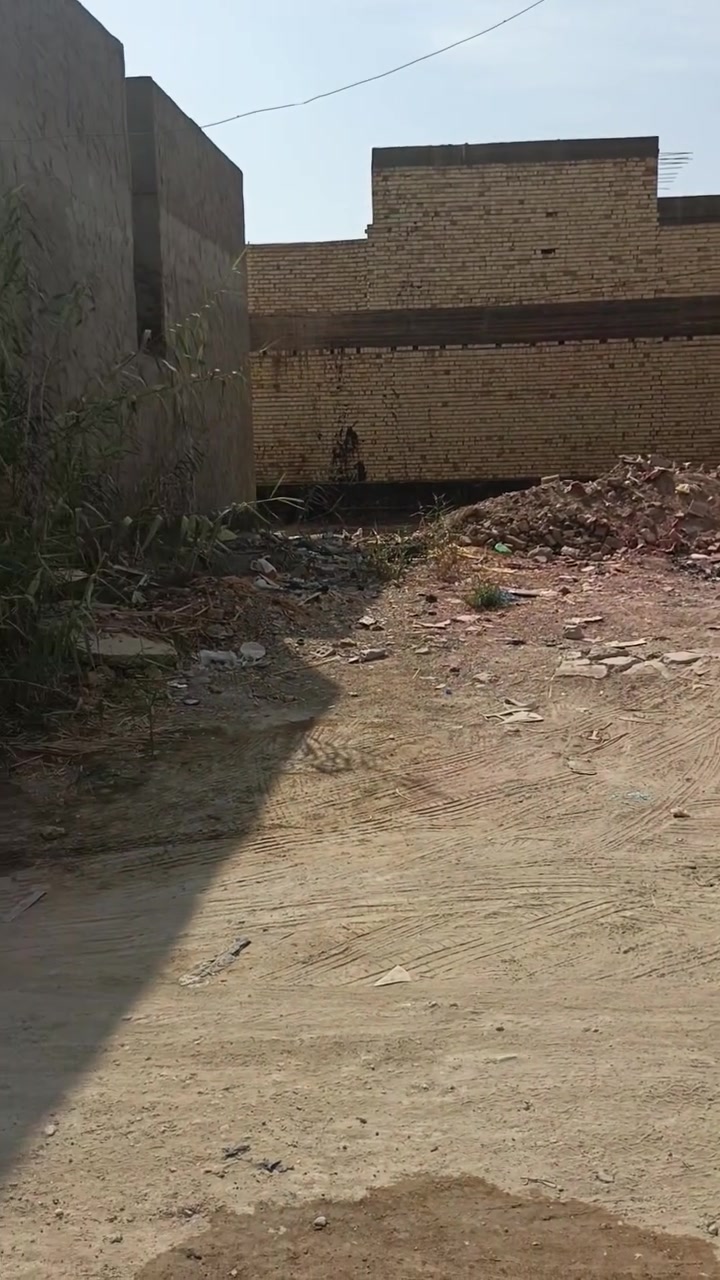 أرض • بدون تفاصيل
