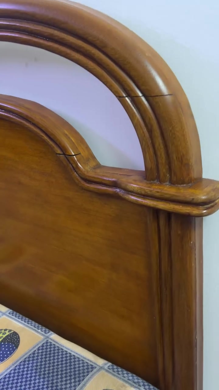 السلام عليكم غرفة نوم للبيع صاج اصلي متكونه من كنتور 5ابواب زاوية  وميز تواليت وجرباية وملحقاتها 
المكان بغداد الحبيبية 
الرقم ***********
