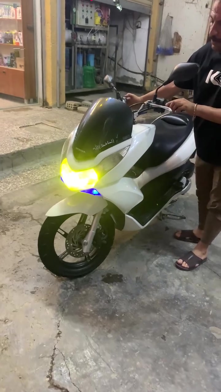 السلام عليكم pcx جيل اول موديل ٢٠١٦ ياباني
دراجه نضيفه كلش شوفت عينكم مثل ما موضح بلفيديو 
تجي تكلب وتدلل السعر ١٢٥٠ مليون وربع للاستفسار *********** مكاني بغداد العبيدي

