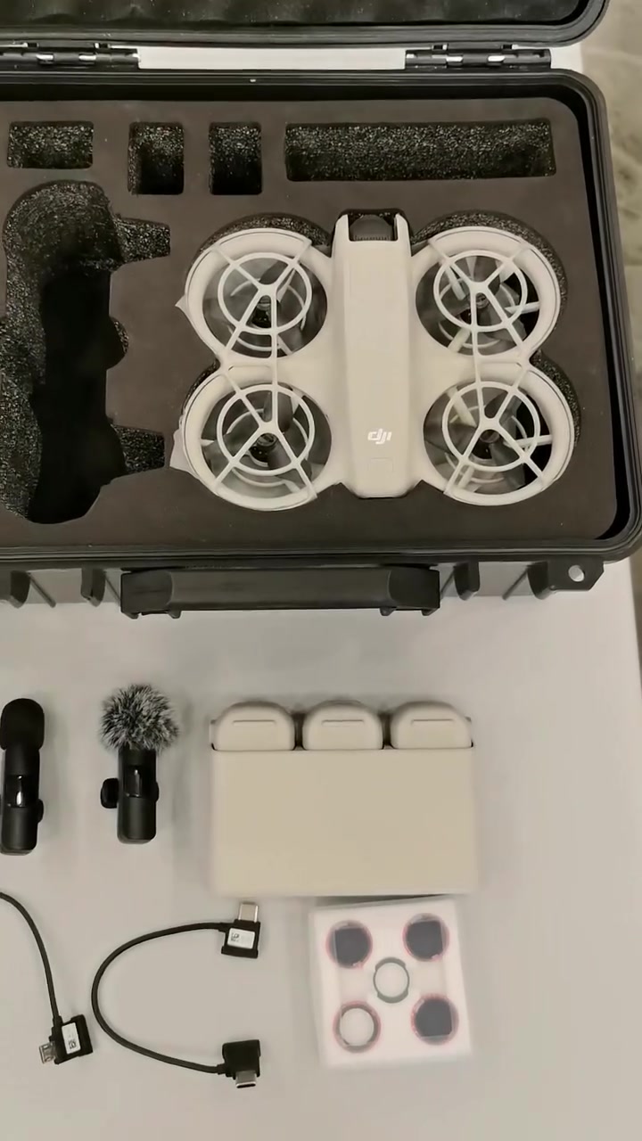 السلام عليكم
طيارتين للبيع.  Dji نيو. فول مواصفات  كامله ملحقات 
والثانيه / L900   كامله مع الملحقات   
مع سماعه نيك مايك
***********
***********

