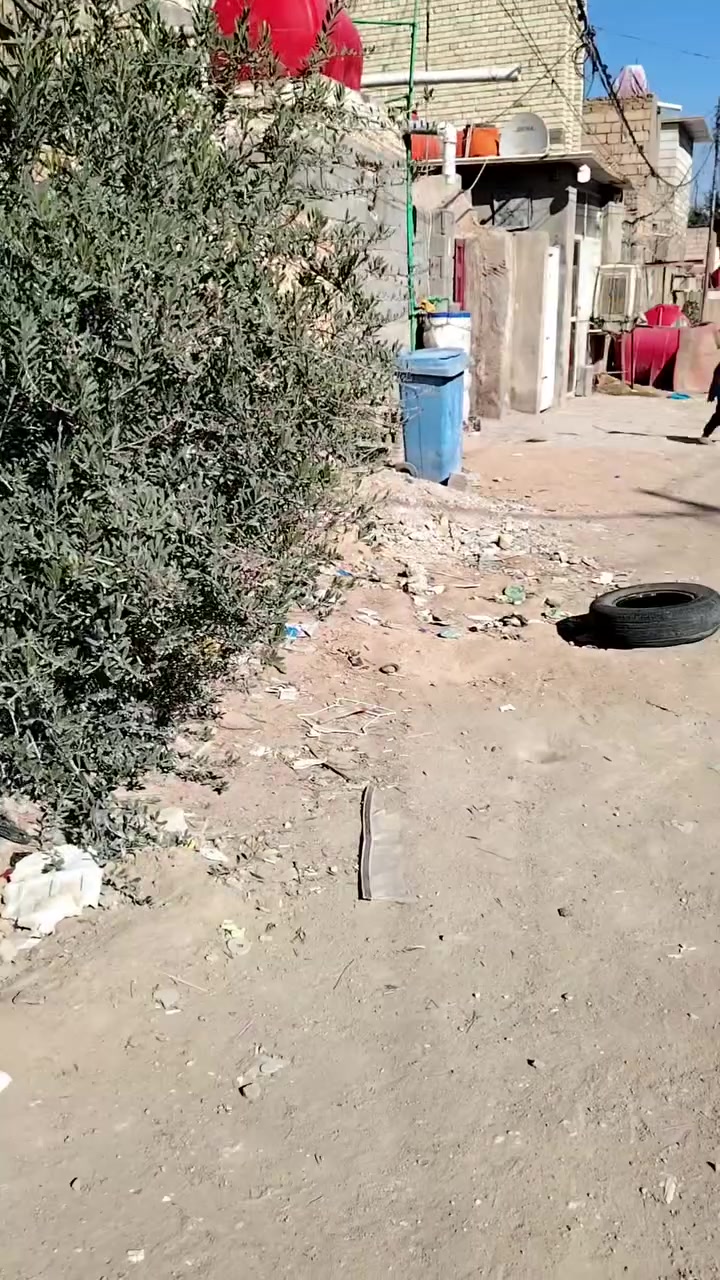 سلام عليكم عندي بيت للبيع طابو صرف المساحه ٢٠٠ متر طابق واحد بناء بلوك سقف عكاده بي ثلاث غرف نوم مع صاله وستقبال ومطبخ وصحيات داخلية والخارجيه سعر ٩٨ مع مجال كربلاء حي أمن داخلي شارع طارق خيكاني قطاع ٢١ قرب مدرسه الحديد على ساحه قريب سايدين شارع عام مكتب الغدير شارع طارق خيكاني مقابل اسواق ريحانه قرب بانزين خانه رقم المكتب *********** /***********ارقام بيهن وتساب
