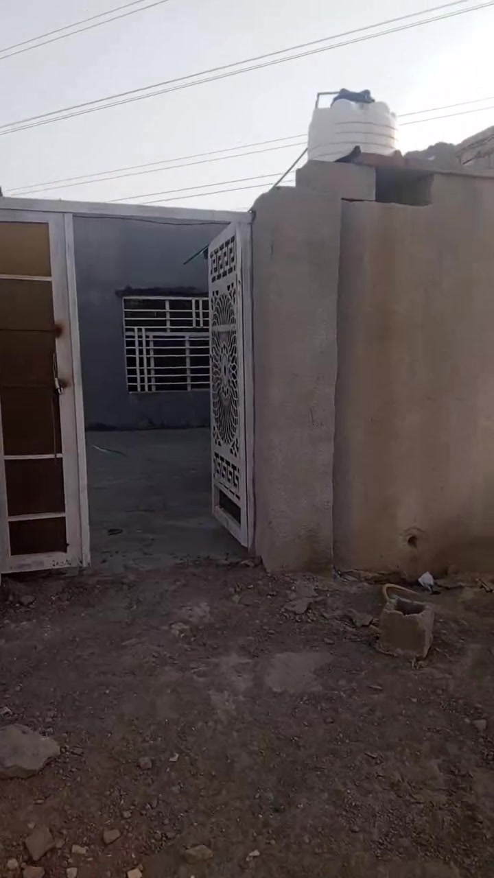 سلام عليكم بيت تجاوز كامل وجاهر مكانه حي العسكري يم مدرسه المنار سعره 15 وبي مجال يتكون من غرفتين وصاله وصحيات ومطبخ وحمام مساحته 150 جيران ذهب ***********
