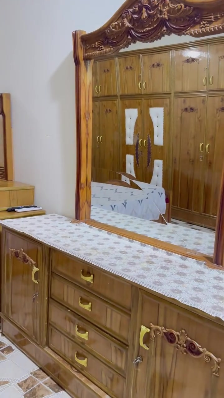 غرفة نوم أخشاب نجاره مو سوكي توصاه للبيع طابقين 4 قطع كنتور وجربايه وميز تواليت وزاويه الكنتور 6 أبواب استخدام قليل جديده مابيه اي ضرر سعره مليون و500 الف وبيه مجال بسيط للاستفسار ***********
