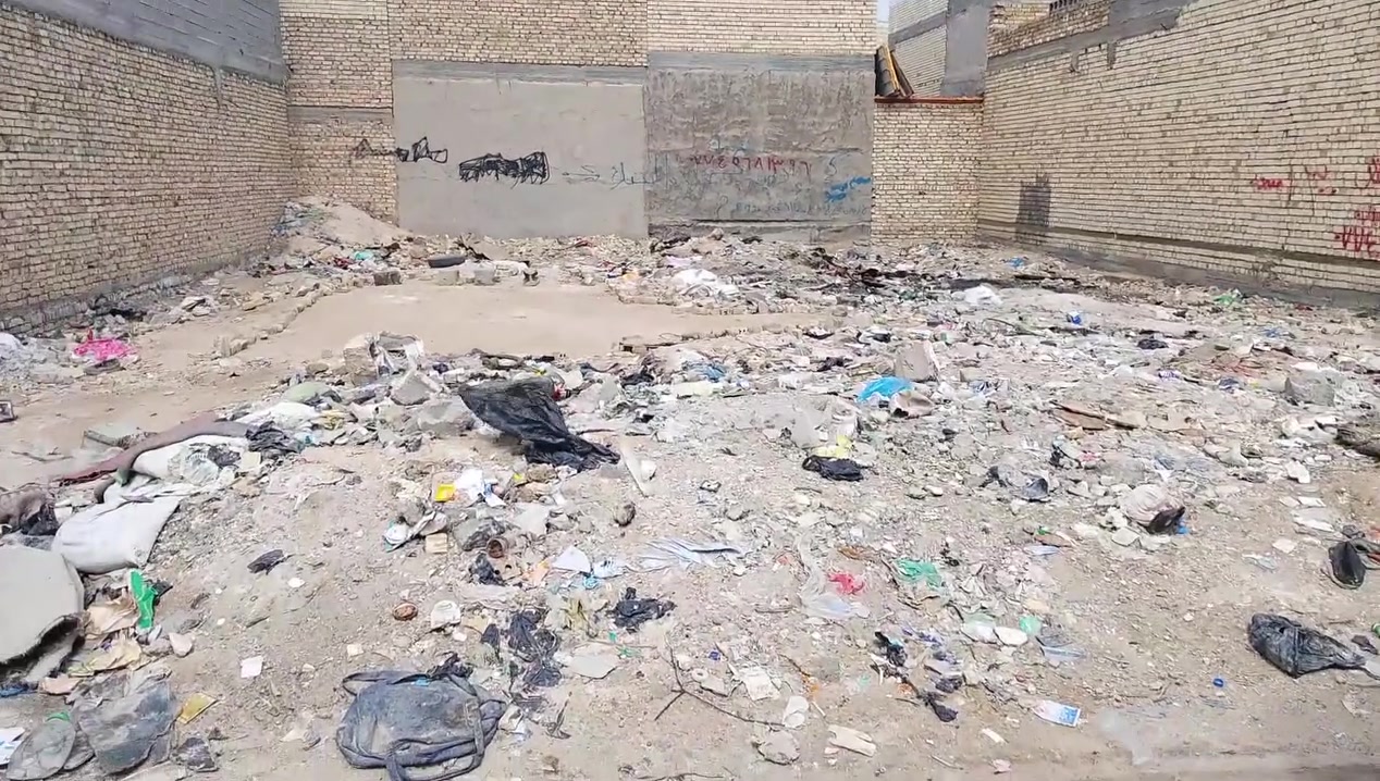 السلام عليكم 
قطعه ارض للبيع 300متر 
النازال 20 م الواجهيه 15 م كافه الخدمات متوفره 
عنوان حي طارق الوسط قرب حسينيه ابو صالح 
***********
