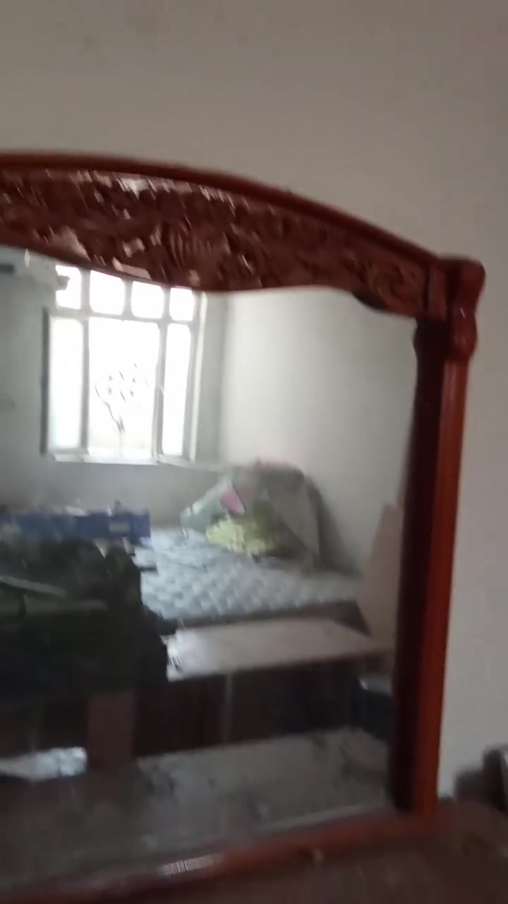 سلام عليكم غرفه اخشاب صاج عراقي نضيفه شخط مابيها الكنتور امفصخه ومرتبه جديده شاهد الله ماخذها مليونين نص اريدها مليون مكان نجف رقم ***********
