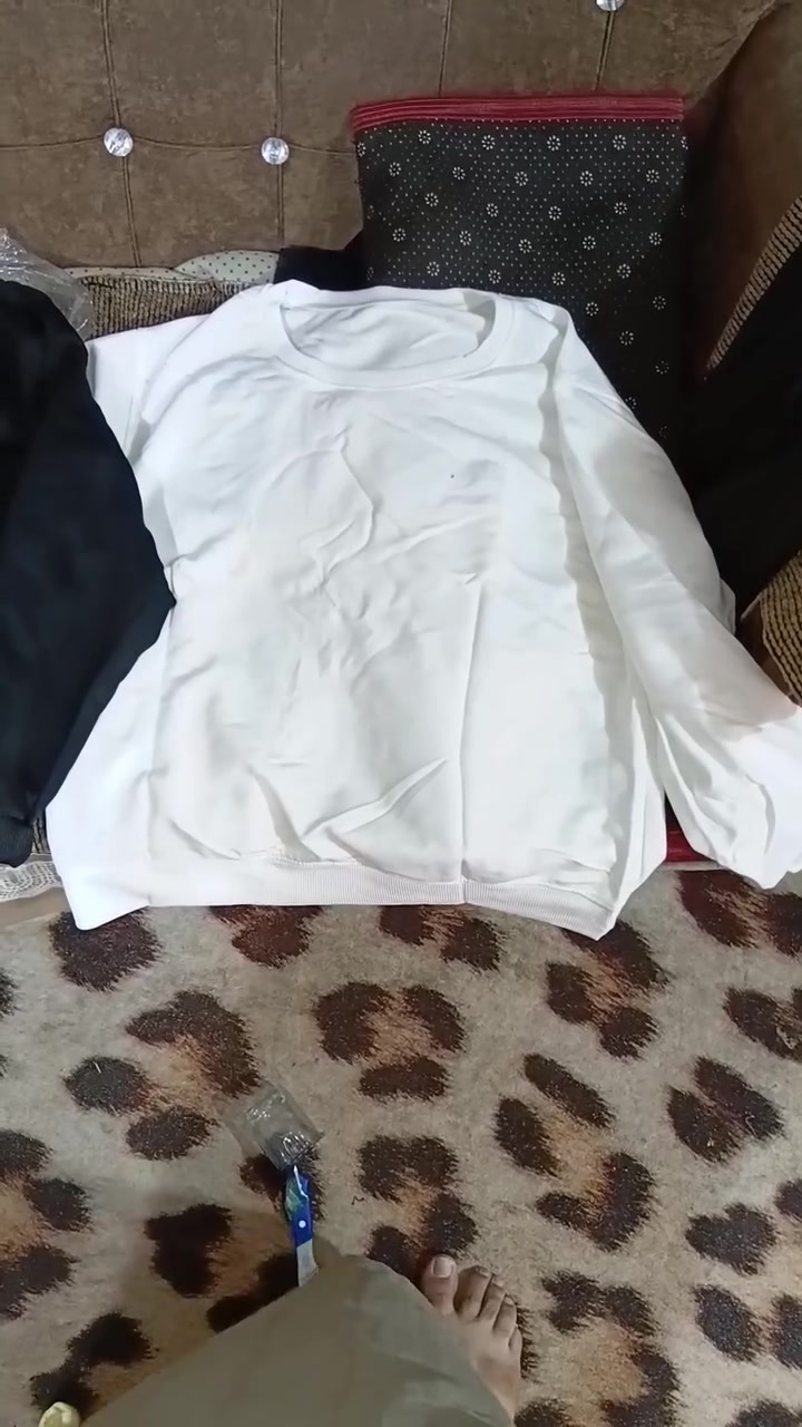 السلام عليكم 
باقي آخر ١٠٠ قطعه تيشرت رجالي شبابي ردن بهاي شتوي لونين ابيض واسود سعر قطعه ٢٠٠٠ قفل الي يريدهن يتواصل واتساب ***********
