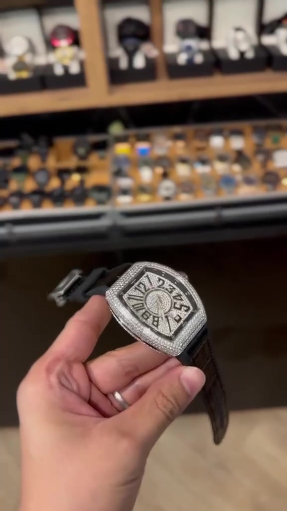 ساعة رجالية مرصعة بالكامل بتصميم مجموعة فانغارد (Vanguard) من ماركة فرانك مولر (Franck Muller)، وتتميز بإطار مرصع بالفصوص البارزة وأرقام عربية كبيرة ومميزة مع حزام جلدي أسود.نوع المنتج: ساعة يد فاخرة بتصميم تونيو منحني (Tonneau).التفاصيل البصرية: إطار وعلبة مرصعة بالأحجار اللامعة، ميناء بأرقام واضحة، وعقارب مركزية مع حزام أسود.
كامل مرفقات 
ماستر كوالتي مطابق للاصلي 
سعر خاص 
توصيل مجاني لجميع محافظات العراق 
للتواصل و الاستفسار مراسلة الصفحه 
واتساب ***********
إنستقرام 

https://www.instagram.com/reel/DdCsD8UuIx4/?stkn=MWdueWExaGlteHd4eQ==
