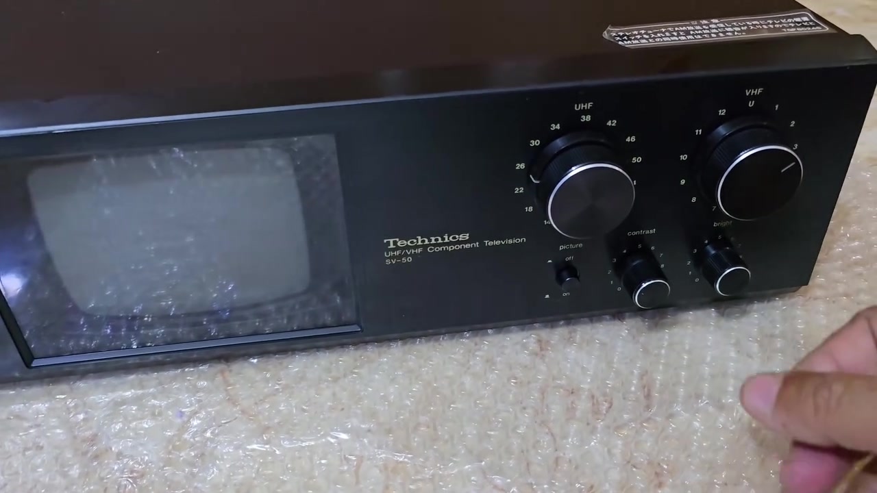 📺 للبيع: تلفزيون كلاسيكي نادر Technics SV-50لعشاق الأنتيك والمقتنيات النادرة، جهاز تلفزيون ومستقبل إشارة ياباني أصلي ومميز.الماركة: Technics (صنع في اليابان 1977).المواصفات: شاشة مدمجة (أبيض وأسود 5 بوصة)، مفاتيح تحكم ميكانيكية، يربط مع منظومات الستيريو مكاني سماوه ***********
