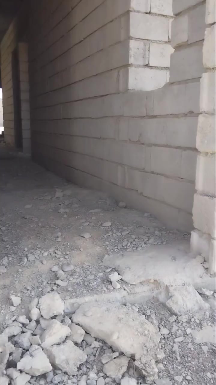 السلام عليكم

 بيت للبيع
الموقع: الحولي، ورا النقطة الحرارية، جيران إبراهيم القاضي والجامع… 

مساحة الأرض 400 متر، 

والبناء 170 متر… 

البيت بيه:  3 غرف نوم — اثنين جوه ووحدة فوك، حتى أهل البيت يتوزعون براحتهم 

 ربعة + مطبخ + صالة + مكعاد، يعني القعدة موجودة والچاي هم إله مكان 

مجمع صحيات كامل، والقساطل كلها موجودة… لا تخافون من سالفة «وين راح الحمام؟»

 والطابق الثاني كامل بس ينتظر الصب… يعني إذا تريد تزوج ابنك، لا تشيل هم، الغرفة الفوك جاهزة تنتظر العريس 

ماء وكهرباء واصلة

 والبيت على شارع عرضه 9 أمتار، مو زقاق تدخل السيارة وتطلع تدفعها 

📞 للاستفسار: ***********
