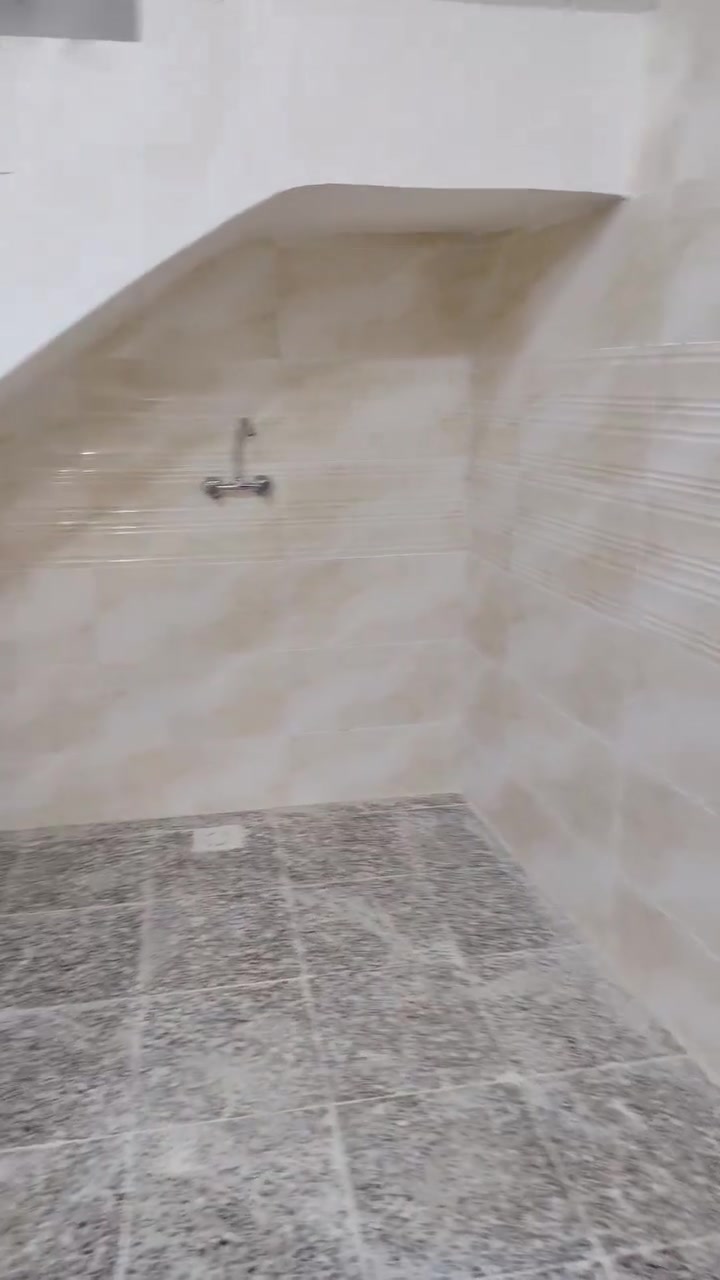السلام عليكم يوجد لدينا بيوت كافة المساحات العنوان بغداد مدينة الصدر الحميديه شارع سيد عوده تسليم مفتاح الاتصال *********** مكتب أنوار الصدرين
